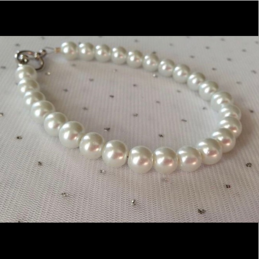 White pearl bracelet. Size 6.5 wrist w/ extender